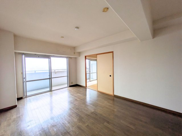 サーパス三津弐番館の居間・リビング|大きな窓からやわらかな光が差し込むリビング。隣接する和室を開放すればより広々と使えます。