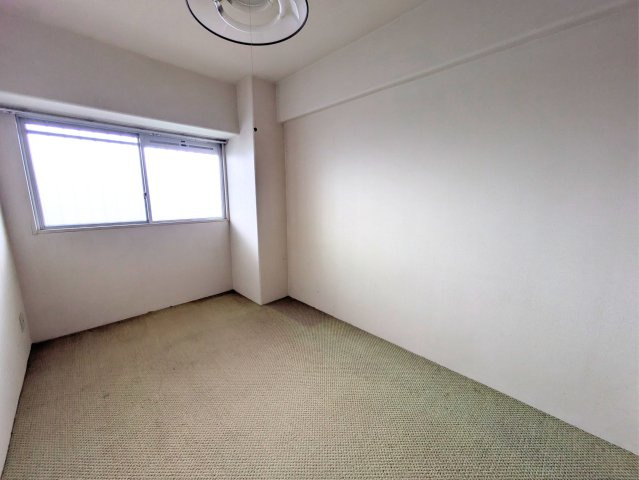 サーパス三津弐番館の洋室|足元が温かいカーペット敷きの洋室。外光が入る窓付きで、寝室や書斎として心地よく過ごせます。