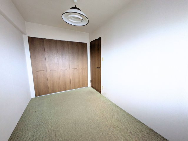 サーパス三津弐番館の洋室|壁一面に大型の収納スペースを備えたお部屋。お衣服や季節の荷物もすっきりと収まります。
