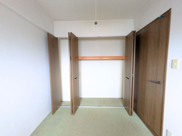 サーパス三津弐番館の収納|クローゼットは大きく開く折れ戸タイプ。中身が見渡しやすく衣類の整理整頓が快適です。
