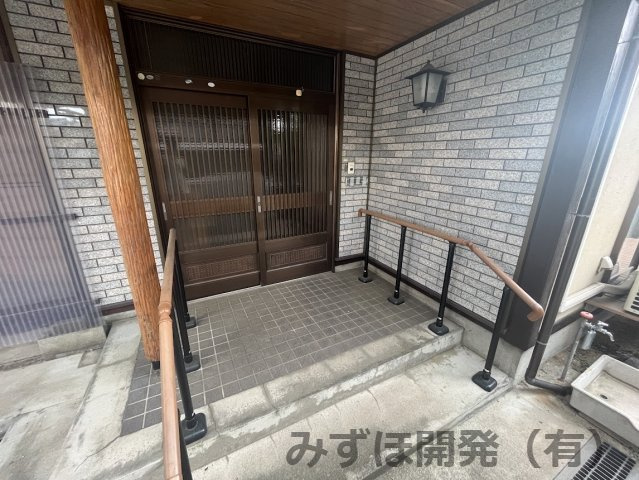 山形市鈴川町3丁目10-22の玄関