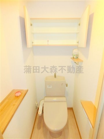 ルーブル蒲田南六番館のトイレ|棚収納と温水洗浄暖房便座付きのトイレ
