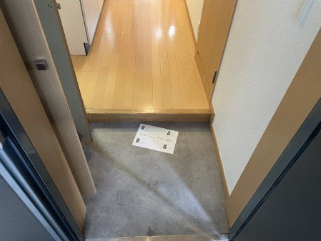 鈴木ビルディングの玄関