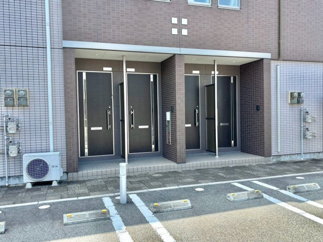 ヴェルジュール佐土のエントランス