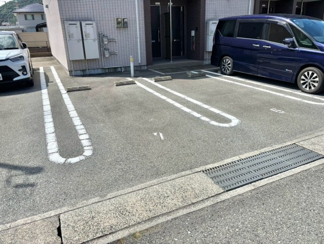 ヴェルジュール佐土の駐車場