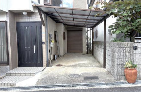 箕面市半町４丁目　中古戸建の駐車場