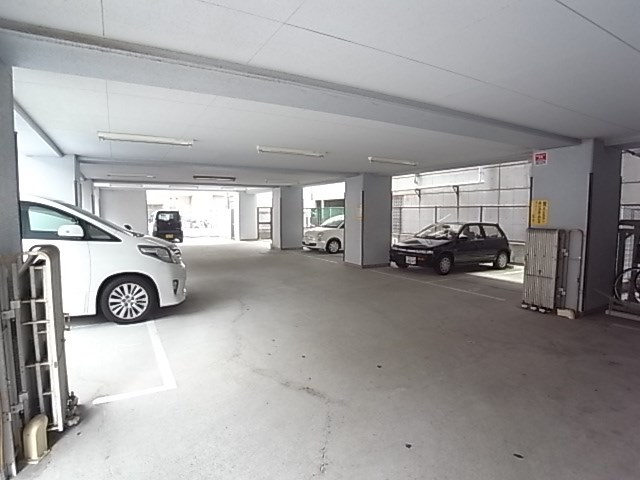 レジデンスミイチの駐車場