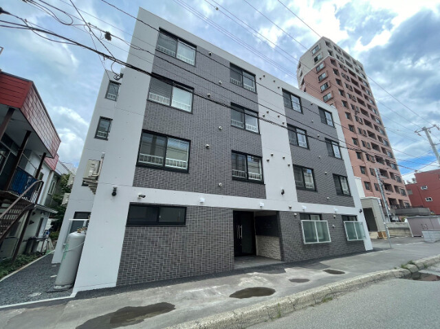 メトロ南平岸駅前