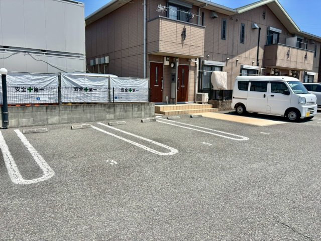 グランドゥール飾東の駐車場