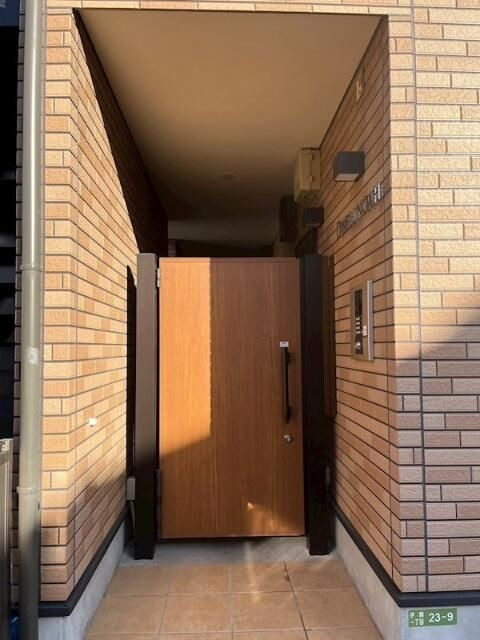 足立区伊興１丁目のアパートのエントランス