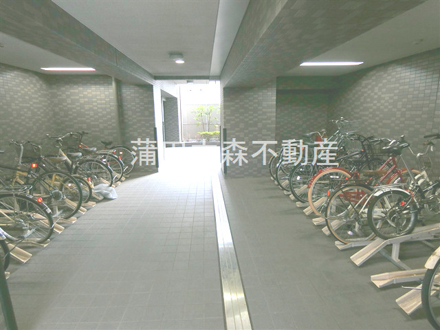 ルーブル大鳥居参番館のその他共用部分|屋根付きラック式の駐輪場