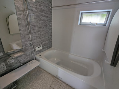 【浴室】 | 筑紫が丘３丁目　新築戸建 | お手入れのしやすいユニットバスです。窓もあるので換気もできます。