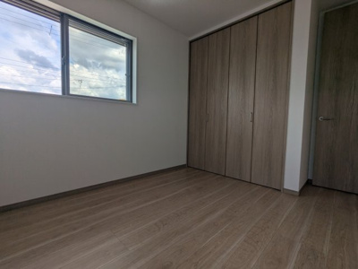 【洋室】 | 筑紫が丘３丁目　新築戸建 | 腰高窓で家具など置きやすいです。