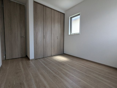 【洋室】 | 筑紫が丘３丁目　新築戸建 | 2方向に窓があるので通風良好です。