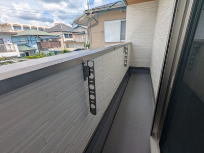 【バルコニー】 | 筑紫が丘３丁目　新築戸建 | 物干し竿入れがついています。