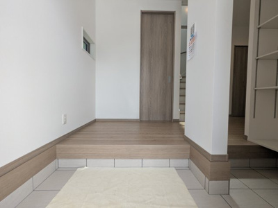 【玄関】 | 筑紫が丘３丁目　新築戸建 | 清潔感のある明るい玄関です。シューズクローゼット付きで便利にお使いいただけます。