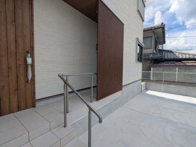 【玄関】 | 筑紫が丘３丁目　新築戸建 | 手すりがついて安心です。