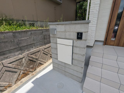 【設備】 | 筑紫が丘３丁目　新築戸建 | 宅配ボックス付きでお留守でも安心です。