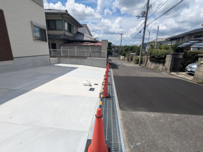 【前面道路含む現地写真】 | 筑紫が丘３丁目　新築戸建 | 前面道路との高低差もないので駐車も楽々です。