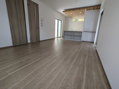 【居間・リビング】 | 筑紫が丘３丁目　新築戸建 | 明るめのフローリングでどんな家具とも相性がいいですね。