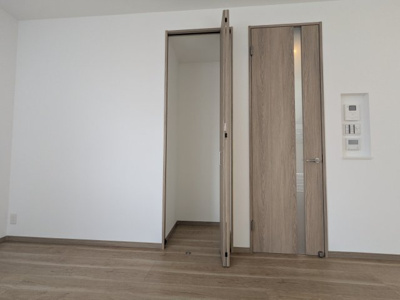【収納】 | 筑紫が丘３丁目　新築戸建 | リビング横に収納があります。こういう収納は助かりますね。