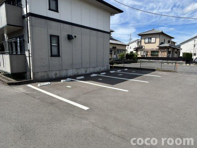 ピノハイムBの駐車場