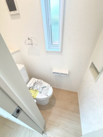 【新築戸建】札幌市南区川沿13条1丁目2棟のトイレ|1階・2階に温水洗浄便座を設置。センサーによる便ふたオート開閉機能により、手を触れることがなく快適で衛生面にも配慮されています。(1号棟)