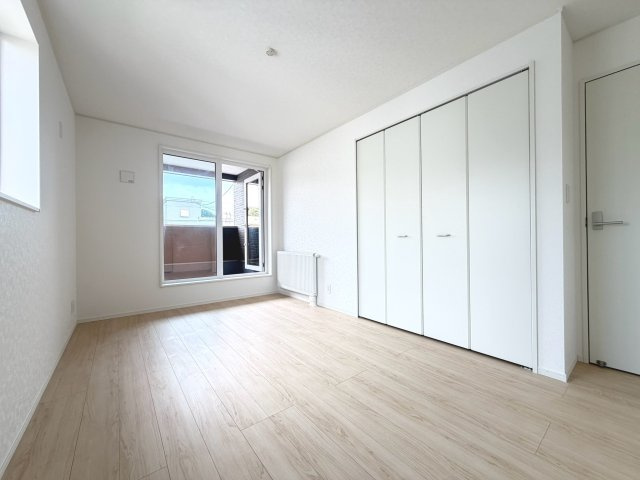 【新築戸建】札幌市南区川沿13条1丁目2棟の洋室|2階洋室にはルーフバルコニーが設置されています。(1号棟)
