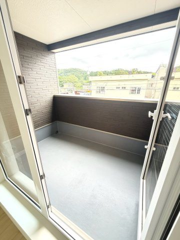 【新築戸建】札幌市南区川沿13条1丁目2棟のバルコニー|屋根付きで、雨や雪が入りにくいルーフバルコニーを採用しています。洗濯物を干すスペースとしてはもちろん、椅子を置いてゆったりとくつろげる広さを確保。開放感のあるひとときを楽しめます。(1号棟)