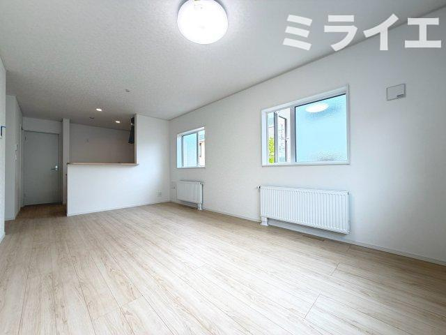 【新築戸建】札幌市南区川沿13条1丁目2棟の居間・リビング|リビングが見渡せる対面キッチンを採用。内装(壁・床・建具)は白を基調とし、明るい雰囲気となっています。(1号棟)