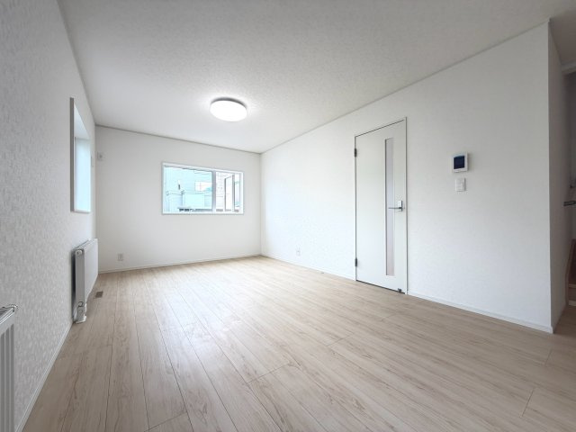 【新築戸建】札幌市南区川沿13条1丁目2棟の居間・リビング|リビングが見渡せる対面キッチンを採用。内装(壁・床・建具)は白を基調とし、明るい雰囲気となっています。(1号棟)