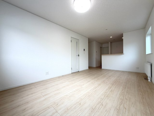 【新築戸建】札幌市南区川沿13条1丁目2棟の居間・リビング|リビングが見渡せる対面キッチンを採用。内装(壁・床・建具)は白を基調とし、明るい雰囲気となっています。(1号棟)