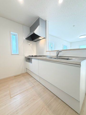 【新築戸建】札幌市南区川沿13条1丁目2棟のキッチン|広々システムキッチンは、シンク・調理部分だけではなく、小物から大きな調理器具まで収納でき、出し入れもスムーズな収納充実プランを採用。食洗器設置可能。床下収納あり。(1号棟)