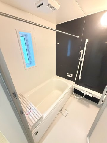 【新築戸建】札幌市南区川沿13条1丁目2棟の浴室|追焚機能はもちろん、浴室乾燥・暖房・涼風機能完備しています。窓があり換気もできます。(1号棟)