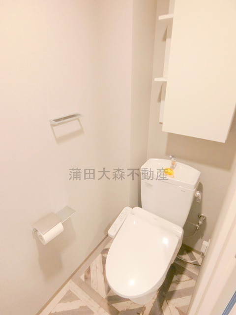 ブランシエスタ糀谷のトイレ|棚収納と温水暖房便座付きのトイレ