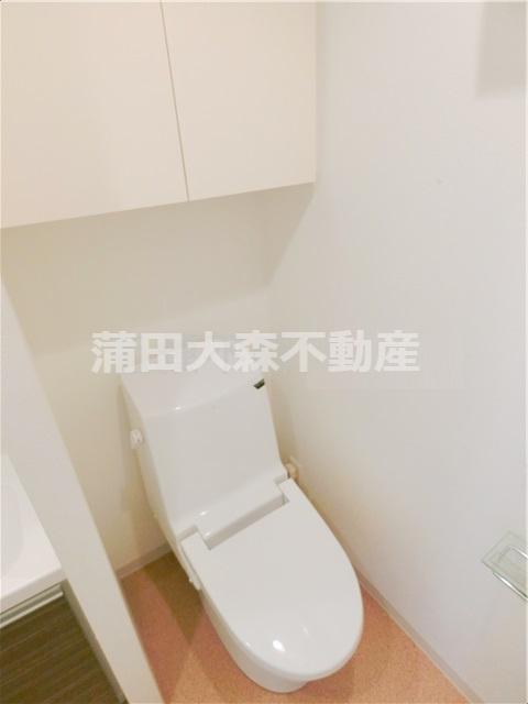 XEBEC(ジーベック千鳥町のトイレ|吊戸棚と温水洗浄便座付きのトイレ