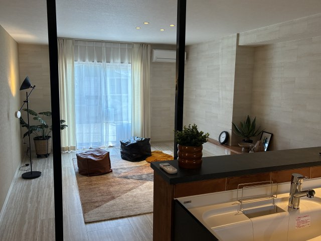 東梶返リノベ戸建ての居間・リビング