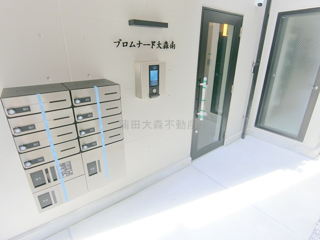 プロムナード大森南のエントランス|オートロックと宅配ボックス付きのエントランス