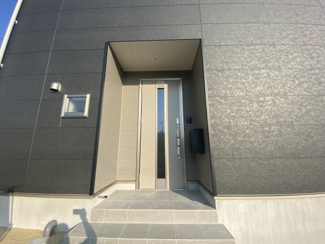 ◆子供が学校に上がる前にマイホームが欲しいあなたへ♪【四倉町　第15】　全9棟／7号棟　の玄関|同施工　◆玄関の写真です◆
お洒落な玄関からの外出は気分が良いですね♪　　玄関床タイルは、掃除がしやすく、表面はノンスリップ仕上なので、雨の日 もすべりにくくて安心です。




