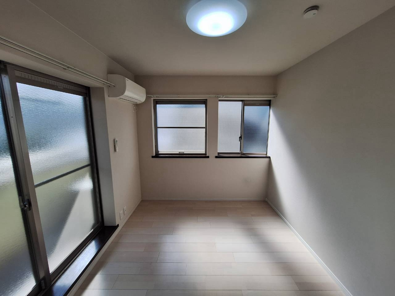 ライム広尾の寝室|★フローリングの明るい角部屋です★