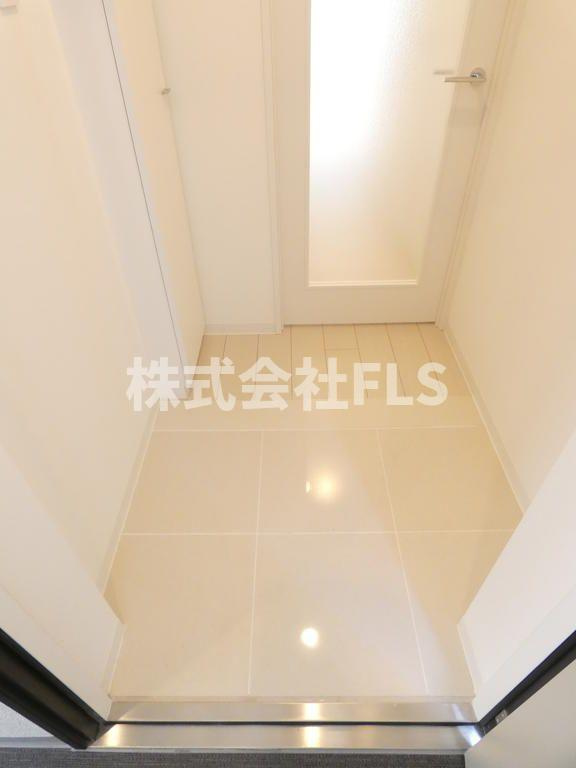 港区三田１丁目の賃貸マンションの玄関