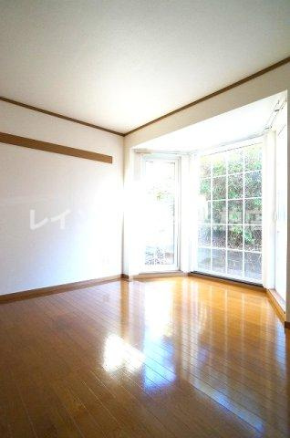 【仲介手数料：50％OFF】対象物件！の居間・リビング|こちらの居間で趣味の時間をお楽しみください