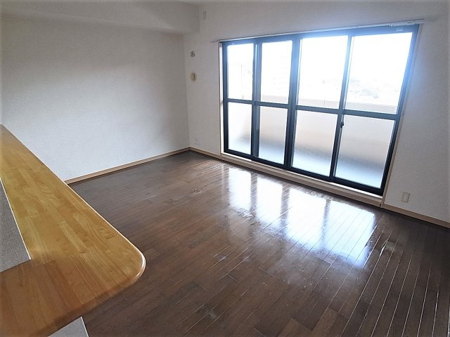 サンコート花山の居間・リビング|床暖房完備の広々したリビング