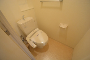 温水洗浄便座付きのトイレです♪