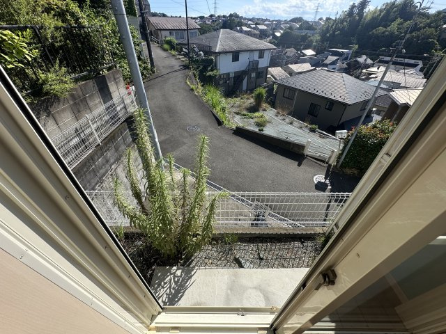 川崎市麻生区岡上５丁目のアパートのバルコニー