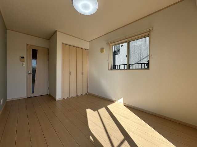 川崎市麻生区岡上５丁目のアパートの居間・リビング