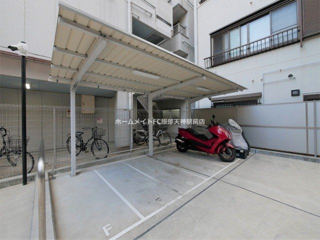 ララプレイス大阪福島ミラの駐車場