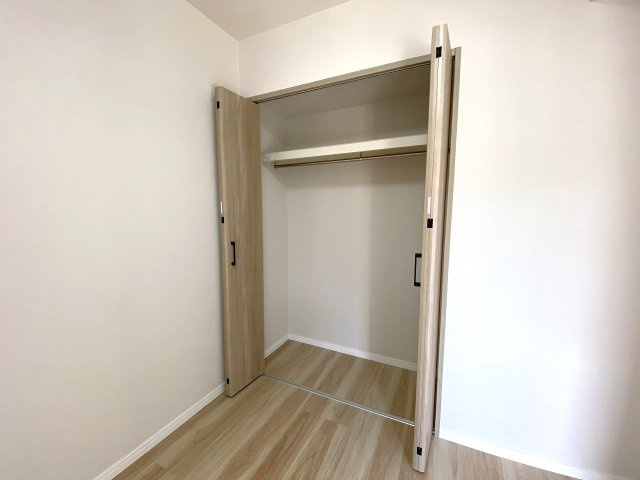 アドリーム西新井の収納|洋室4.5帖部分にある使い勝手の良いクローゼット収納です。衣類や日常の荷物をたっぷり整理整頓して収納できるため、お部屋全体を広々とスッキリ見せられます。