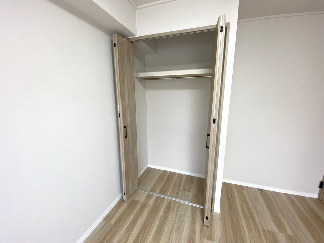 アドリーム西新井の収納|洋室にある大容量の収納スペースです。衣類はもちろん、スーツケースや季節ものの家電までたっぷりすっきり整理整頓できるため、お部屋の生活感を抑えて綺麗な空間を維持できます。