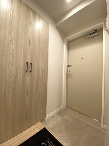 アドリーム西新井の玄関|家の顔となる玄関エリアには大型のシューズボックスを完備。家族全員の靴をすっきりと整理整頓できるため、いつでも清潔で整った明るい玄関空間をキープすることができます。